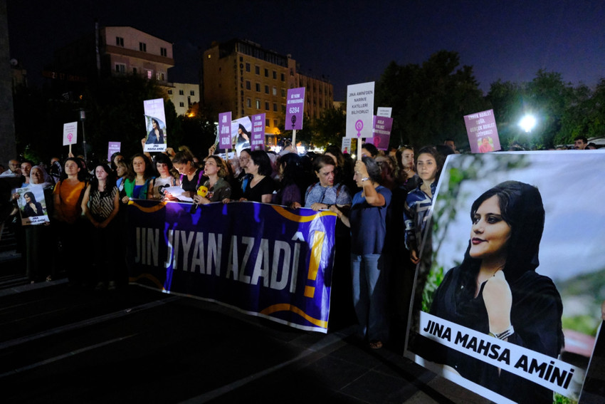 Diyarbakır'da kadınlar Jina Amini için yürüdü, Narin'i sordu - Resim : 5