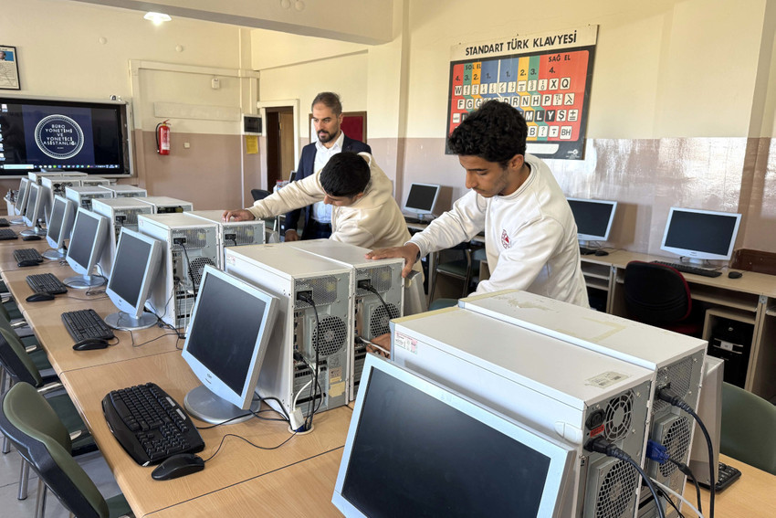 Harun öğretmen 150 bilgisayarı ücretsiz dağıttı - Resim : 2