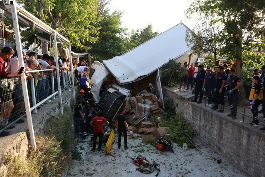 Göreme’de freni patlayan kamyon dehşet saçtı: 10 araç hasar gördü, 6 yaralı - Resim : 2