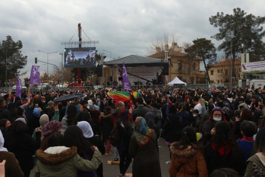 Diyarbakır’da miting: Kadınlar birlikte güçlü - Resim : 1