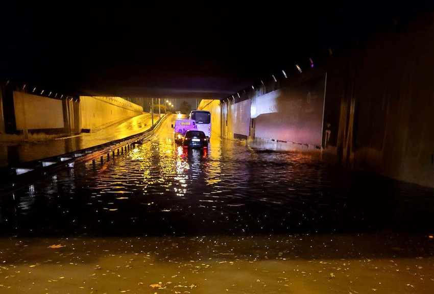 Antalya sel ve fırtınaya teslim: 3 aylık yağmur 12 saatte yağdı - Resim : 1