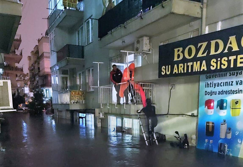 Antalya sel ve fırtınaya teslim: 3 aylık yağmur 12 saatte yağdı - Resim : 3
