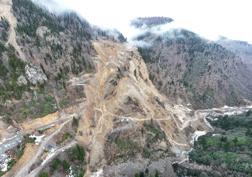 Yine Cengiz İnşaat: Petek Köyü'nün arıları heyelan altında kaldı - Resim : 1