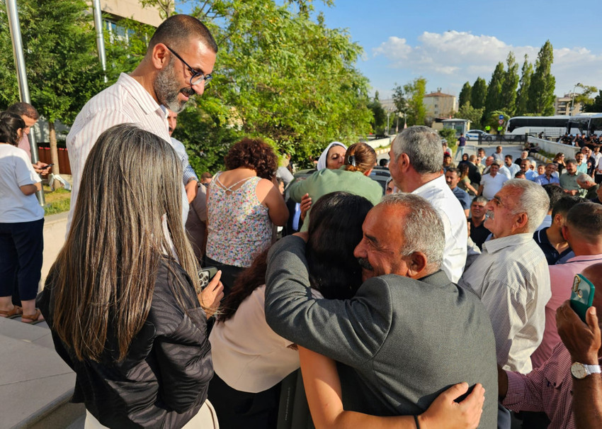 Van'da DEM Parti İl Eş Başkanlarının da aralarında olduğu 14 kişi serbest bırakıldı - Resim : 2