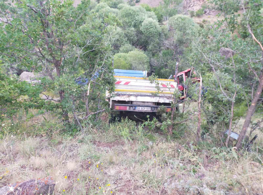 Sivas Suşehri’nde traktör yüklü kamyonet şarampole uçtu! - Resim : 1