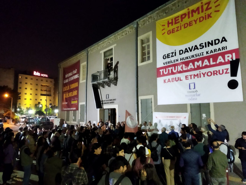 İzmir'de Gezi Davası için adalet nöbeti: Gezi’nin umudu, hukuksuz kararlarla yok edilemez - Resim : 2