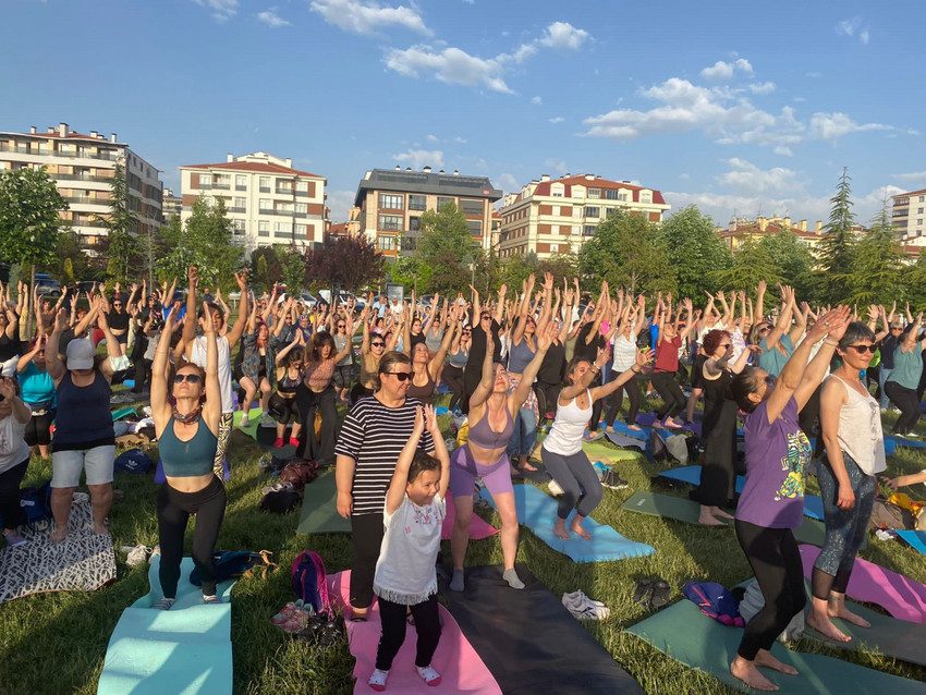 Eskişehir’de kadınlar engellemeye yoga yaparak tepki gösterdi - Resim : 2