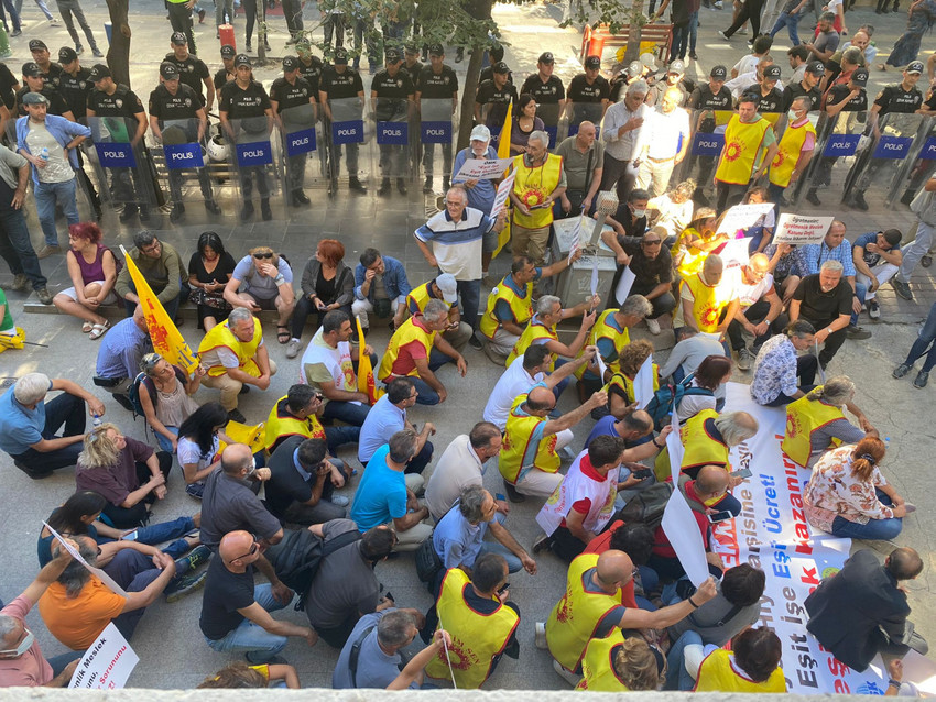 Polis, öğretmenlerin eylemi öncesi Eğitim-Sen’i ablukaya aldı - Resim : 1