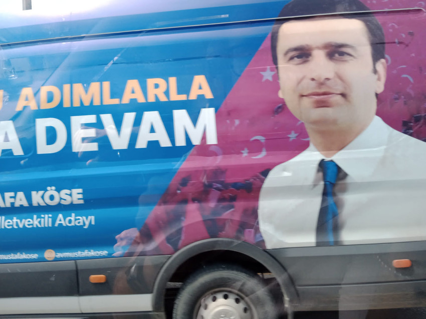 Antalya'da AK Parti’nin Türk bayraklı afişleri araçlardan kaldırılacak - Resim : 1
