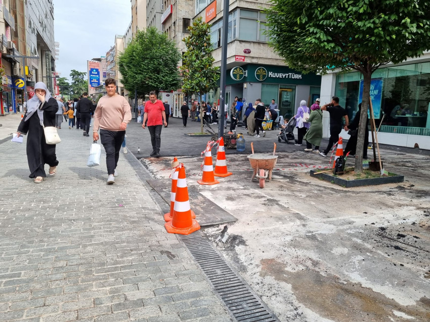 Trabzon'da yayalaştırılan caddenin zemini 1 yıl dayanmadı, asfalt serildi - Resim : 2