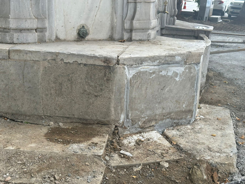 Tarihi Emirgan Çeşmesi'ne kepçeyle zarar verildiği iddia edildi - Resim : 2