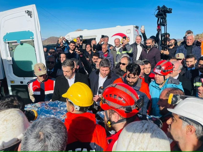 Elazığ'da göçük altında kalan işçiler kurtarıldı - Resim : 1
