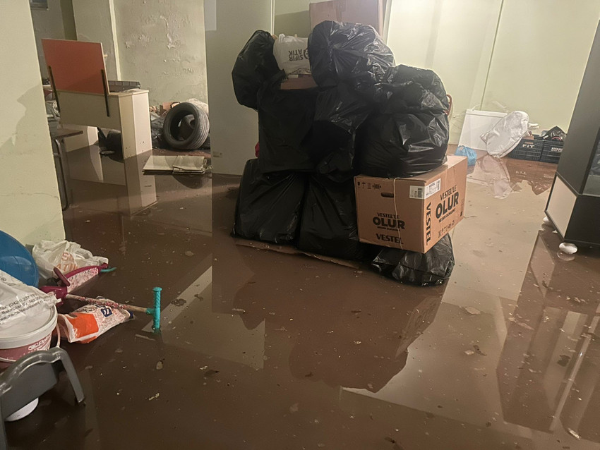 Elazığ'da her yağmurda su altında kalan site: Dağ başında mıyız? - Resim : 1