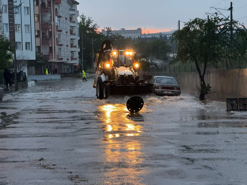 Ankara'da kuvvetli sağanak yaşamı felç etti: Metro seferleri aksadı - Resim : 1