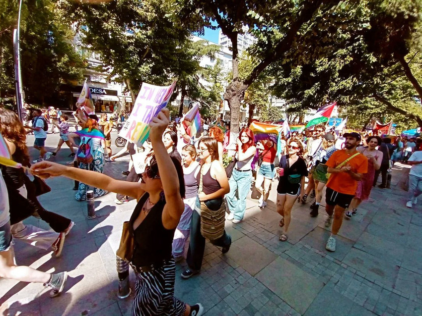 Onur Yürüyüşü'nde polise ters köşe: Taksim'de beklerken Bağdat Caddesi'nde yapıldı - Resim : 1