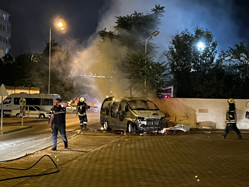 Suriyelilere yönelik ırkçı saldırılar yayılıyor: Belediyeye TOMA'lı koruma - Resim : 1