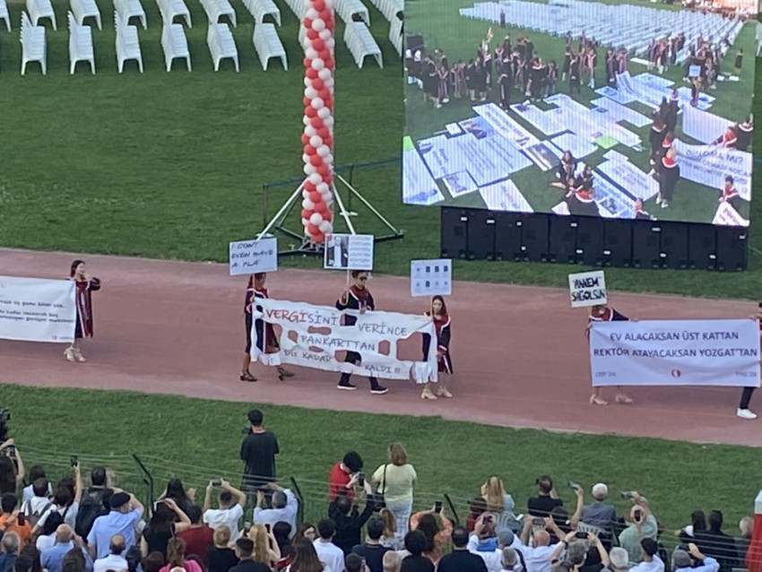 ODTÜ mezuniyetinde protesto: Atanmış rektörü konuşturmadılar - Resim : 1