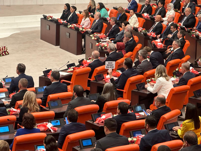 Yeni yasama yılı: DEM Parti ayağa kalkmadı, CHP alkışlamadı - Resim : 3