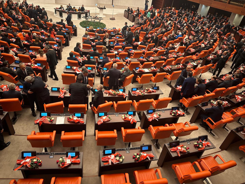 Yeni yasama yılı: DEM Parti ayağa kalkmadı, CHP alkışlamadı - Resim : 2