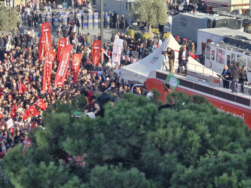 Esenyurt Meydanı'nda kayyım protestosu: Van ve Hakkari'deki gibi olursa geri adım atarlar - Resim : 4