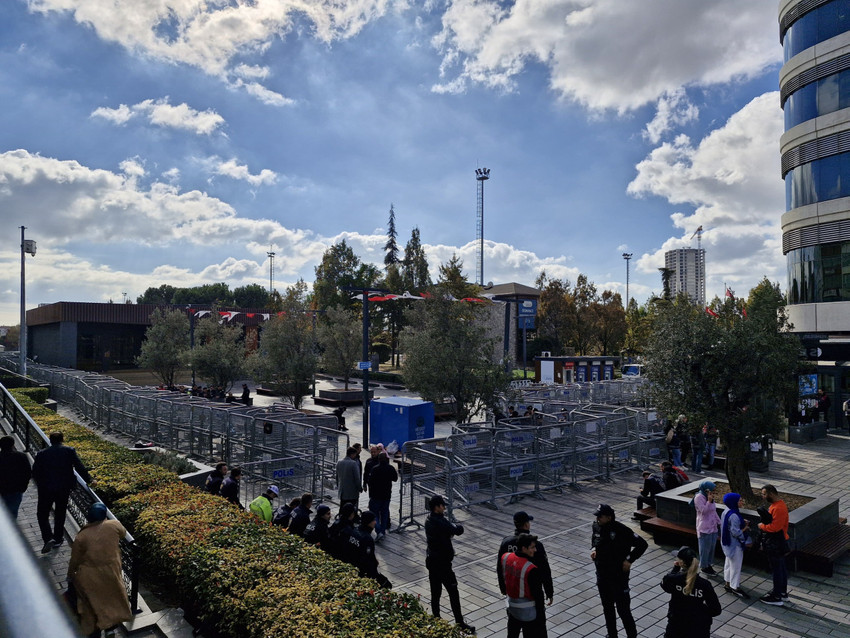 Esenyurt Meydanı'nda kayyım protestosu: Van ve Hakkari'deki gibi olursa geri adım atarlar - Resim : 1