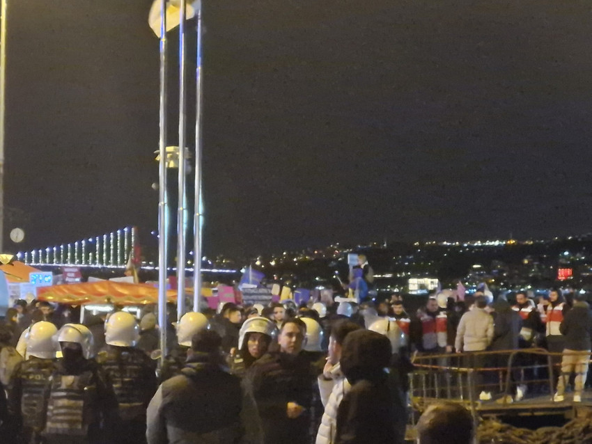 İstiklal Caddesi'nde yürümek isteyen kadınlara gözaltı - Resim : 9