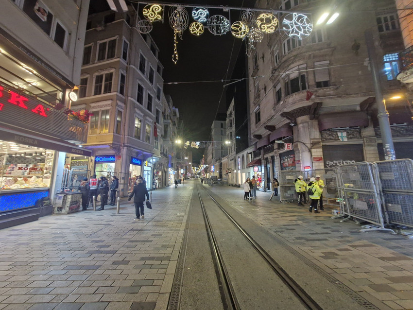 İstiklal Caddesi'nde yürümek isteyen kadınlara gözaltı - Resim : 3