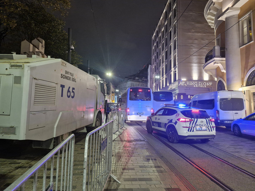 İstiklal Caddesi'nde yürümek isteyen kadınlara gözaltı - Resim : 1