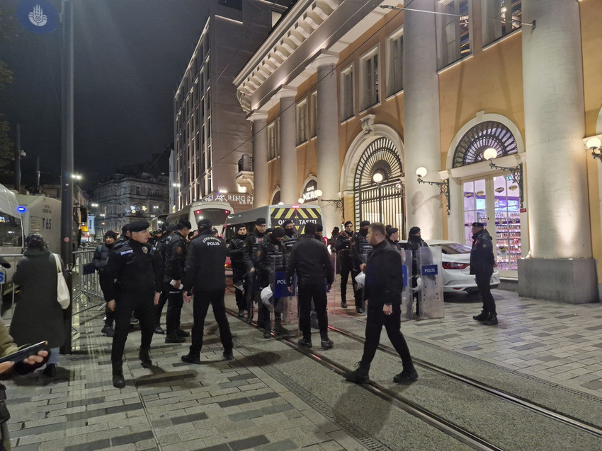 İstiklal Caddesi'nde yürümek isteyen kadınlara gözaltı - Resim : 4