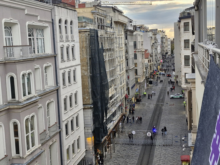 İstiklal Caddesi'nde yürümek isteyen kadınlara gözaltı - Resim : 2