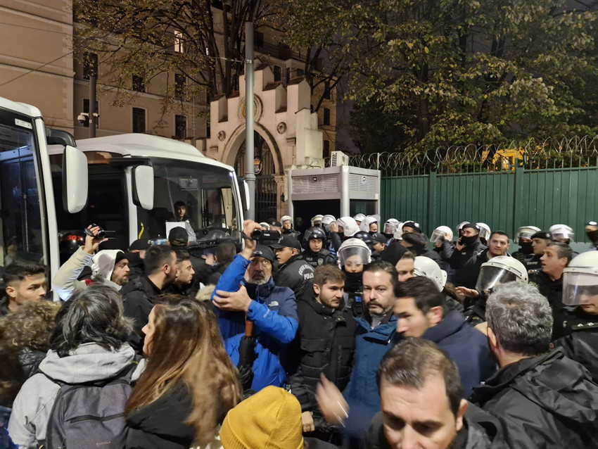 İstiklal Caddesi'nde yürümek isteyen kadınlara gözaltı - Resim : 6