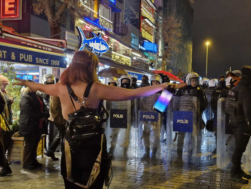İstiklal Caddesi'nde yürümek isteyen kadınlara gözaltı - Resim : 12
