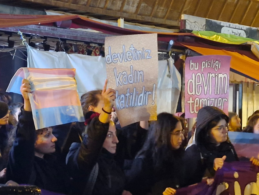 İstiklal Caddesi'nde yürümek isteyen kadınlara gözaltı - Resim : 10
