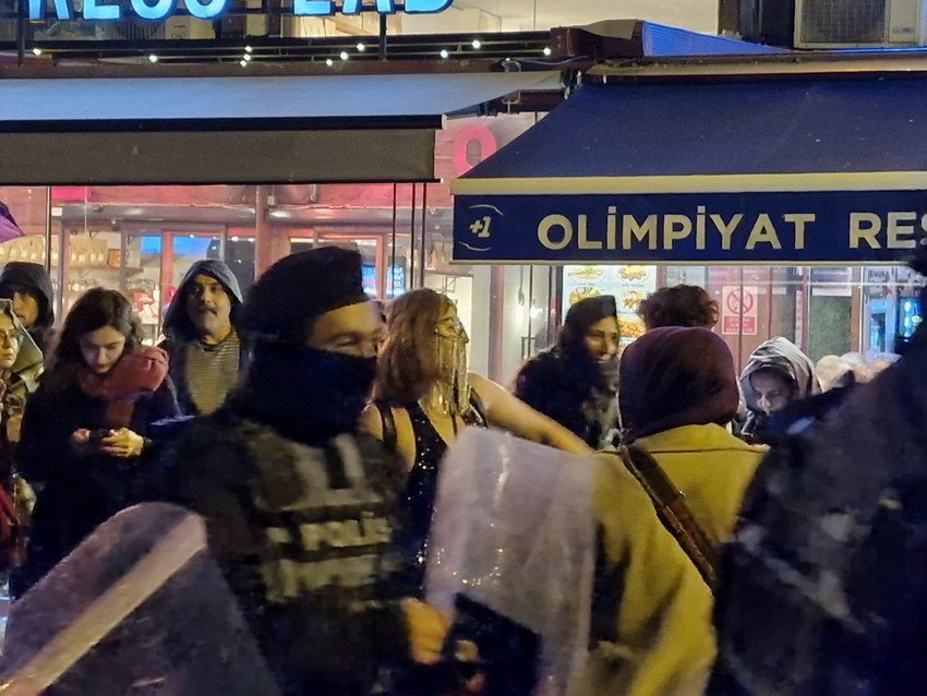 İstiklal Caddesi'nde yürümek isteyen kadınlara gözaltı - Resim : 13