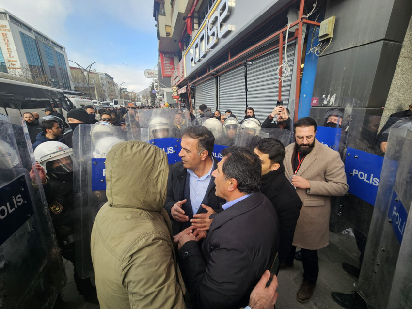 Van'da kadınların yürüyüşüne polis ablukası: Gözaltına alınan 19 kişi serbest bırakıldı - Resim : 1