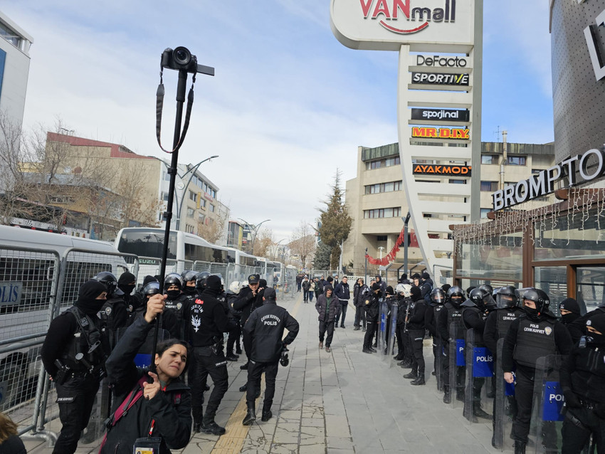 Van'da kayyım protestolarına polis engeli: 'Belediye hep bizim olacak' - Resim : 2