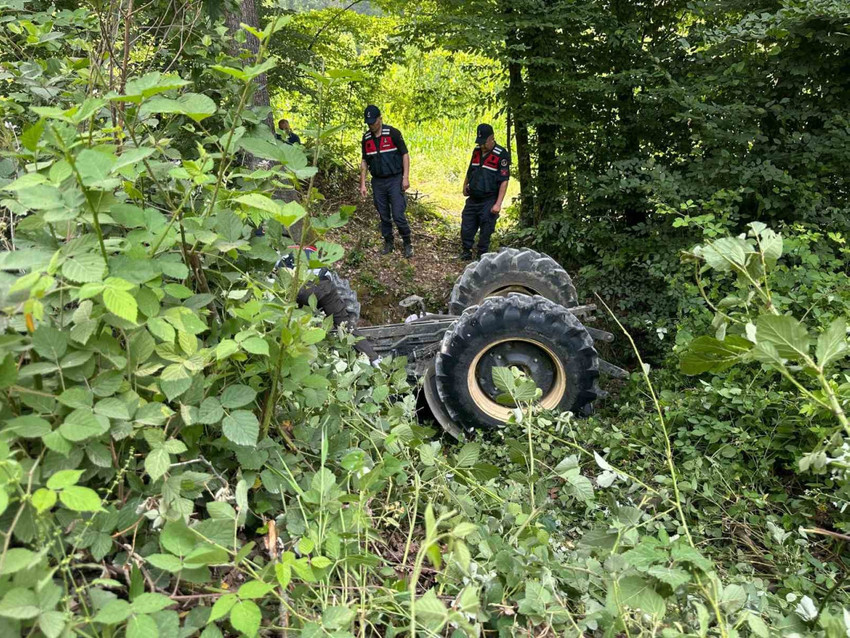 Sakarya’da yürek yakan kaza: 2 çocuk annesi traktörün altında can verdi - Resim : 1