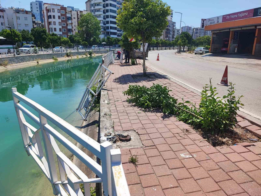 Adana’da ölüm kavşağı kabusu: Esnaf can simidiyle hayat kurtarıyor - Resim : 1