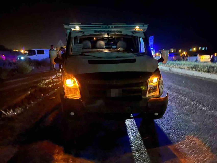 Yüksekova’da gece yarısı kaza: 5 kişi yaralandı - Resim : 1