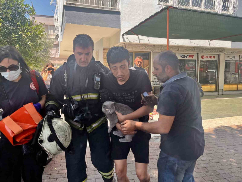 Yangında evde mahsur kaldı: Kedisini bir an bile bırakmadı - Resim : 1