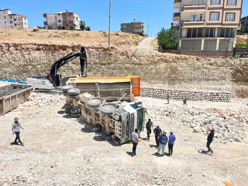 Yük boşaltan kamyon devrildi - Resim : 1