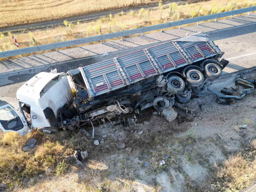 Fertilizer-loaded truck crashed into barriers, cabin dragged 10 meters - Picture : 1