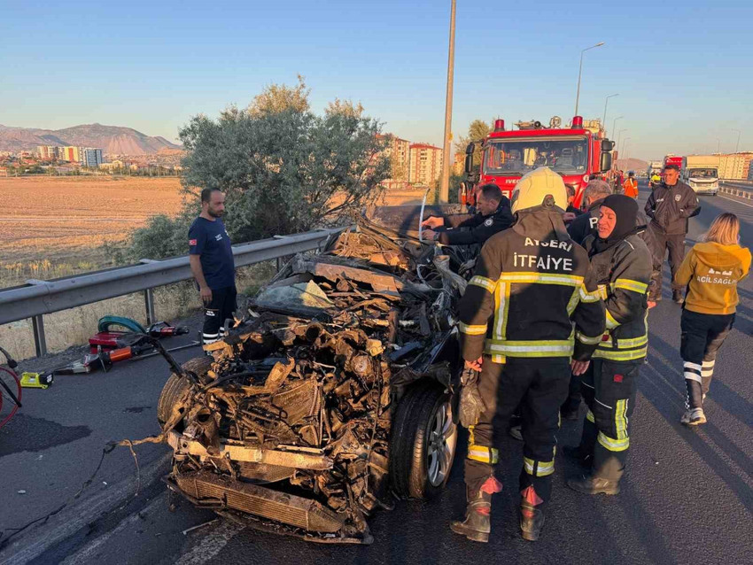 ¡Accidente terrible en Kayseri! Un coche se clavó en un camión como una flecha - Foto: 1