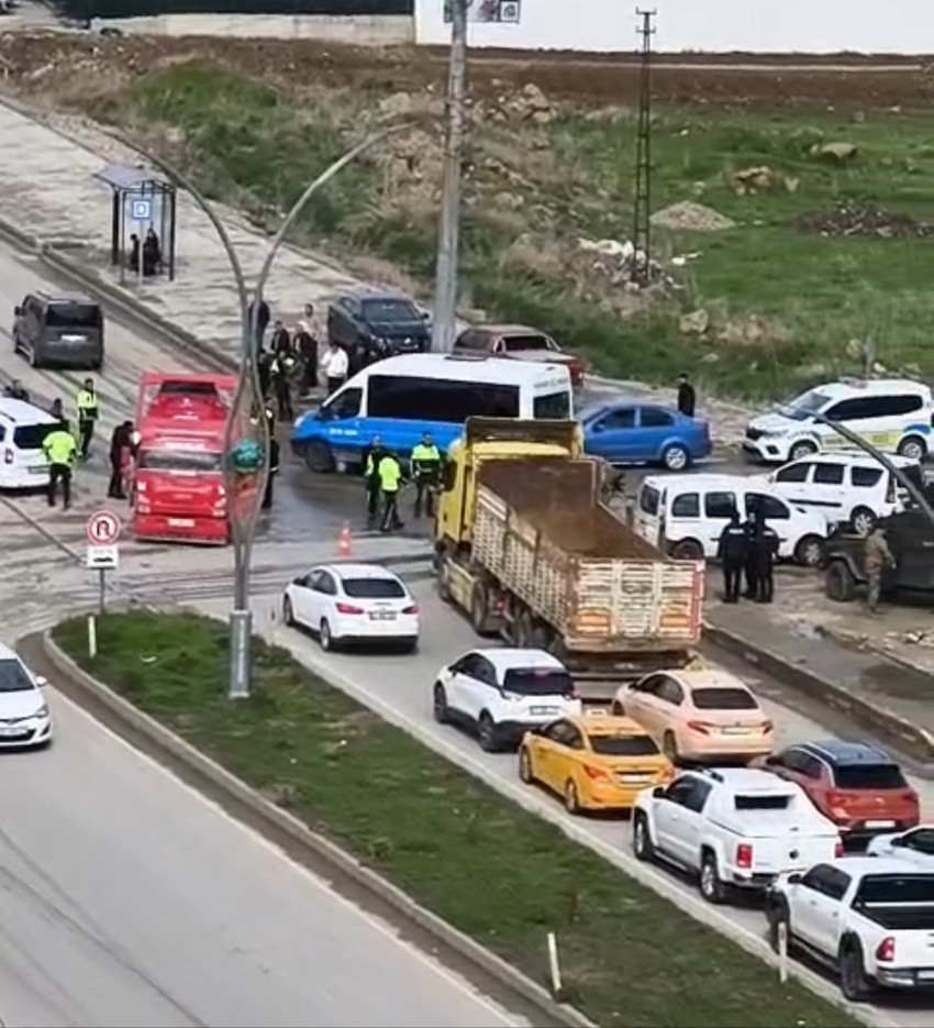 Yüksekova İpekyolu Caddesi’nde kaza: Otomobil ve hafif ticari araç çarpıştı, 2 yaralı - Resim : 1