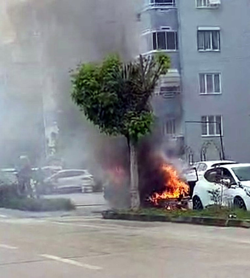 Une voiture à Mudanya, Bursa transformée en boule de feu - Image : 1