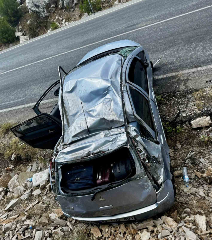 The car went out of control and crashed into the rocks! - Image : 1
