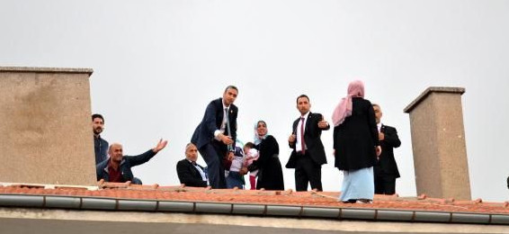 Çatıya çıkan üç kadın Erdoğan'ın korumalarını alarma geçirdi