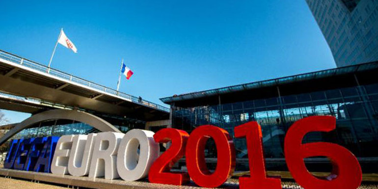 Paris, Euro 2016'yı çöp dağlarıyla karşılıyor