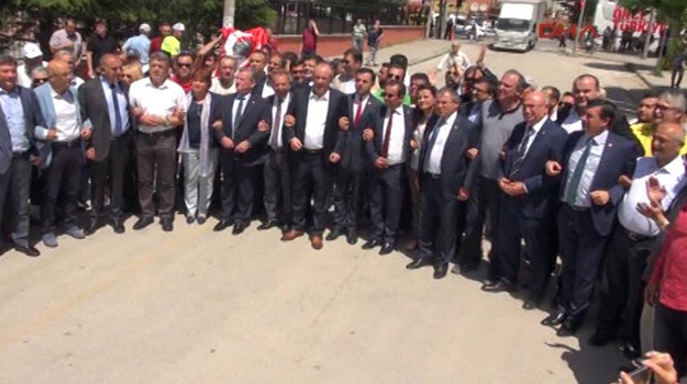CHP'li 30 vekilden valiliğe protesto yürüyüşü