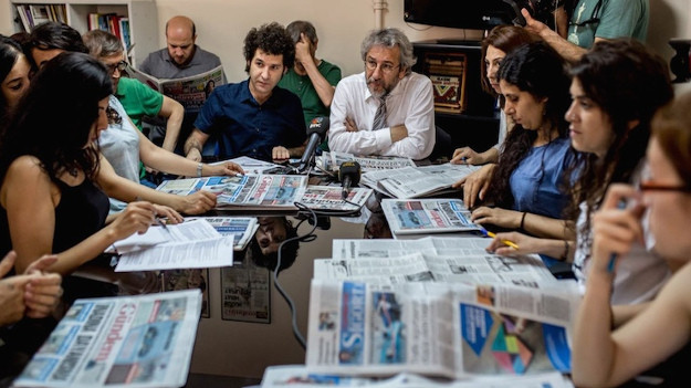 ‘Nöbetçi yayın yönetmenleri’ tutuklanan Özgür Gündem’de bayrağı Dündar devraldı